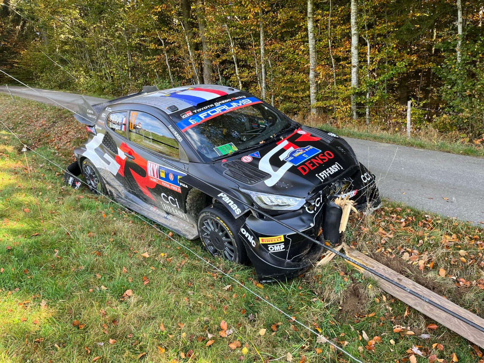 El Toyota de Ogier, tras el despiste. Estaba separado de la punta por 1.5 segundos antes del incidente.