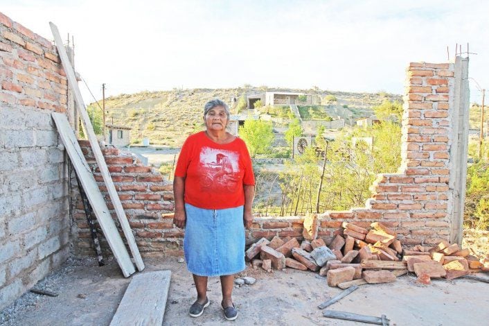 Una mujer contó que vive en una carpa luego de haber recibido golpes durante 30 años. Foto: Gentileza Darío Martínez. LMNeuquén