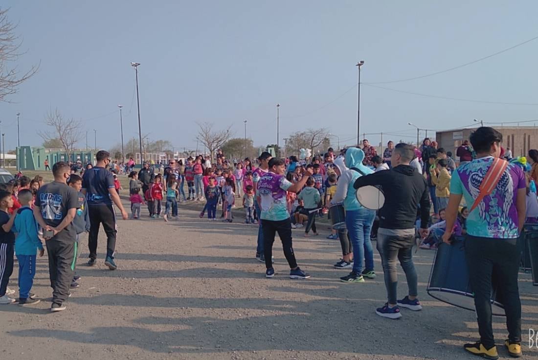 La hinchada de Atlético hizo una movida solidaria en el barrio 2 de abril, por el día del niño