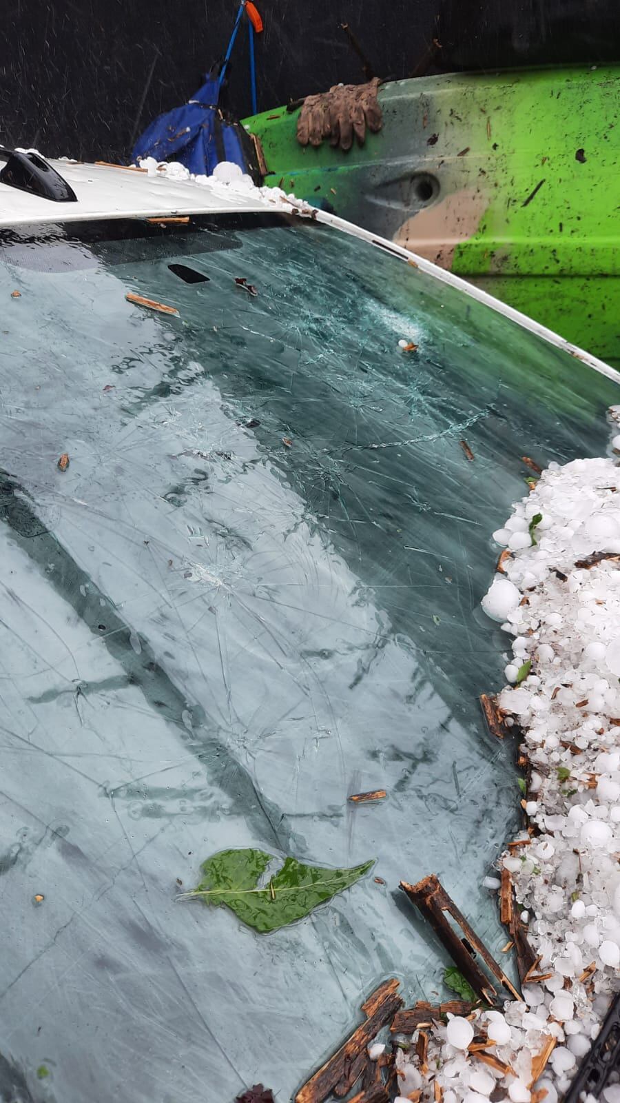 En Villa Nueva, ni el techo del garaje fue refugio suficiente para el auto. (Foto: Federico Fayad)