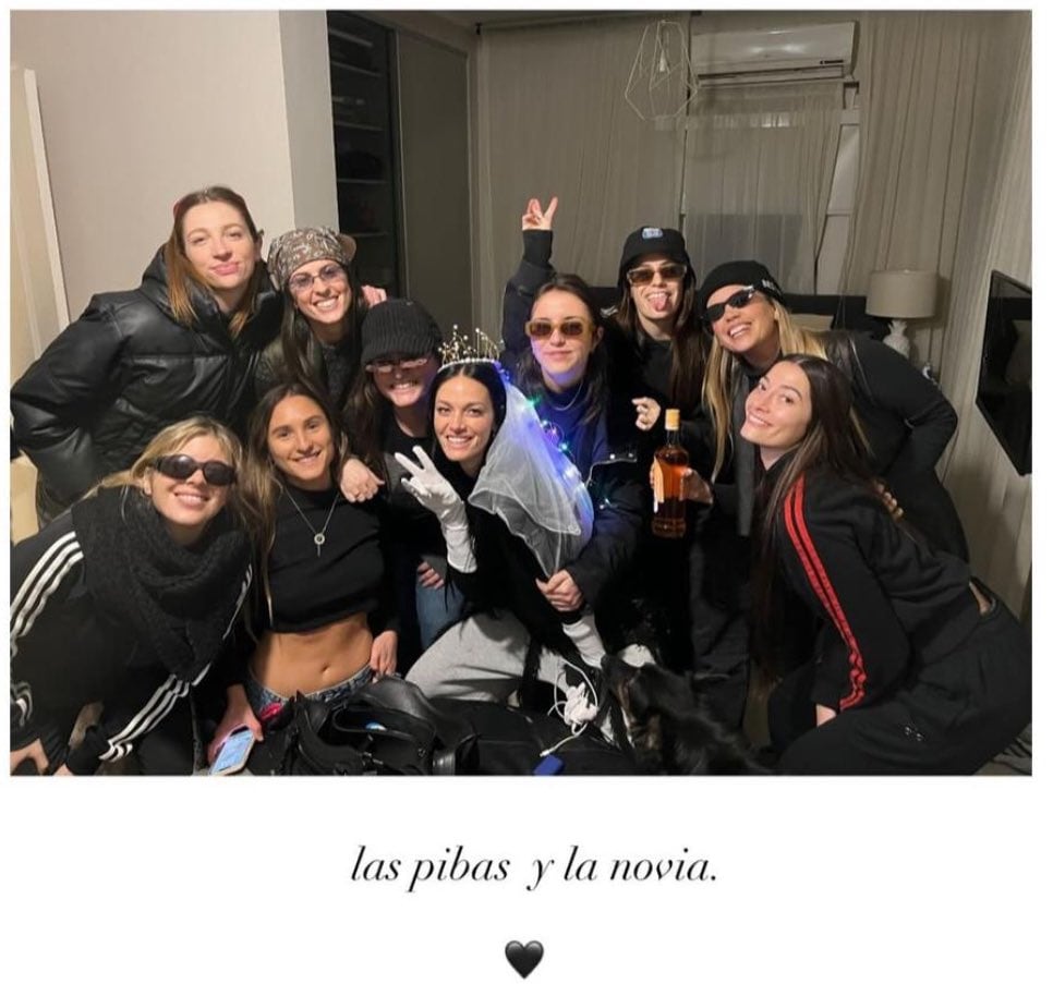 Oriana Sabatini con sus amigas y su hermana en su despedida de soltera