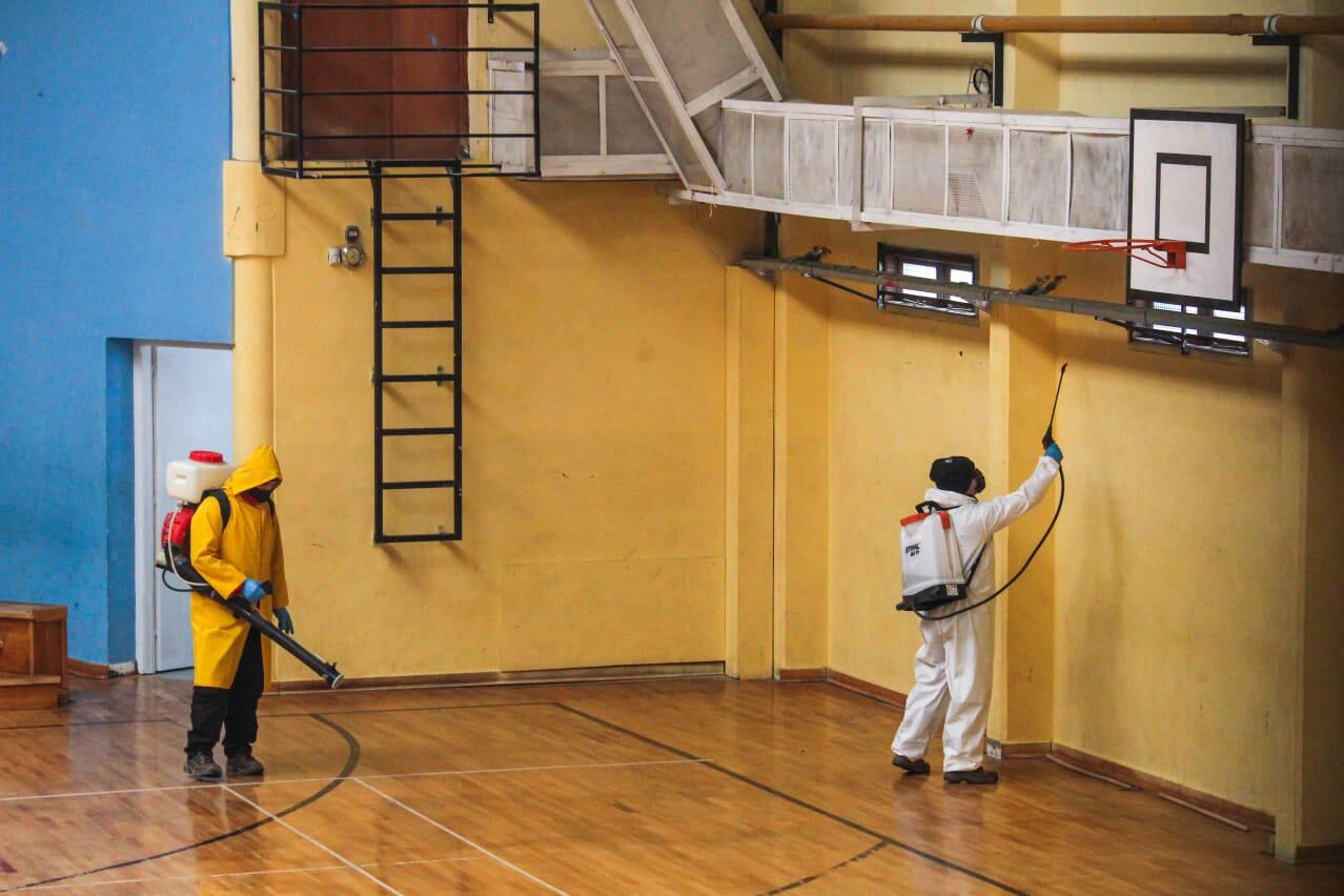 El fin de semana el Municipio de Tolhuin, a través de la Dirección de Defensa Civil llevó adelante tareas de desinfección en las instalaciones del edificio educativo Ramón Alberto Trejo Noel.