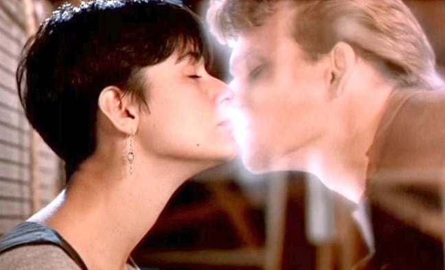 El beso "fantasmal" en Ghost.