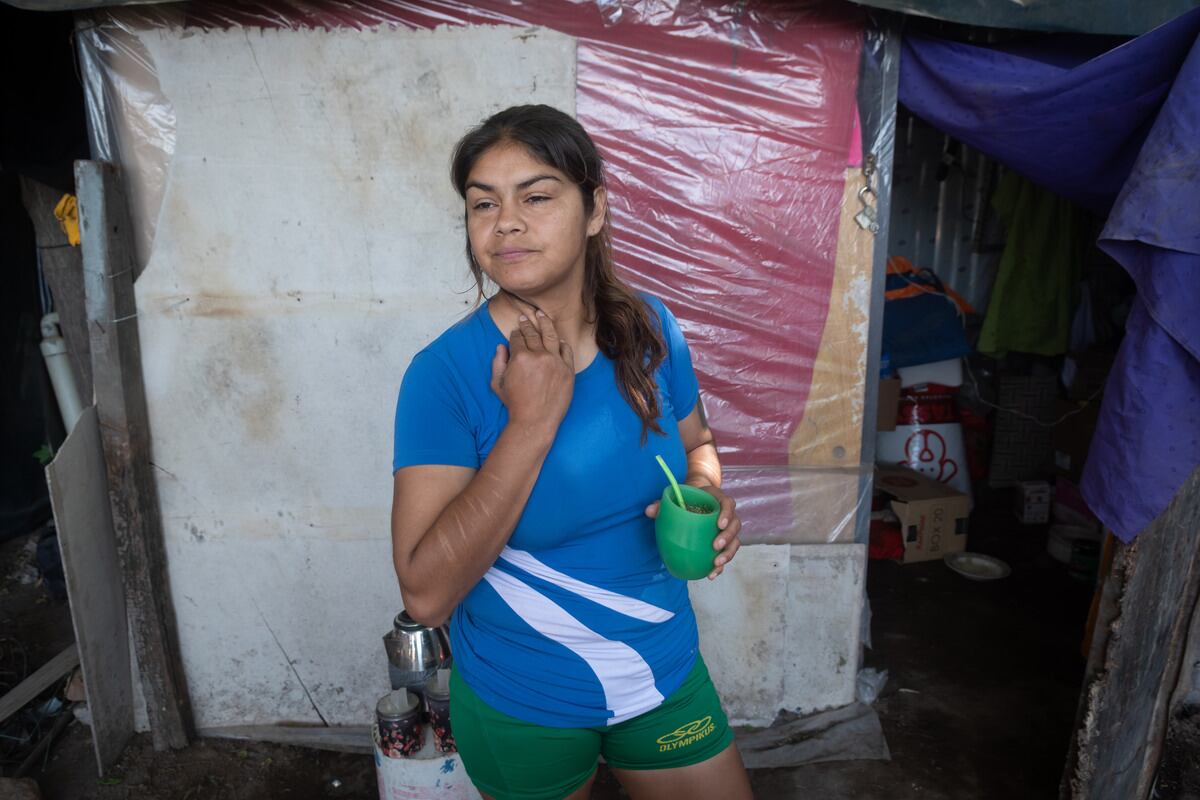 Yésica Marcos, campeona mundial de boxeo peso supergallo de la amb y omb. Pasó de llenar estadios y conocer la gloria del boxeo a no tener nada.
Hoy está en un terreno prestado y vive en una casa de nylon, palos y cartón que ella misma construyó en el departamento de San Martín.