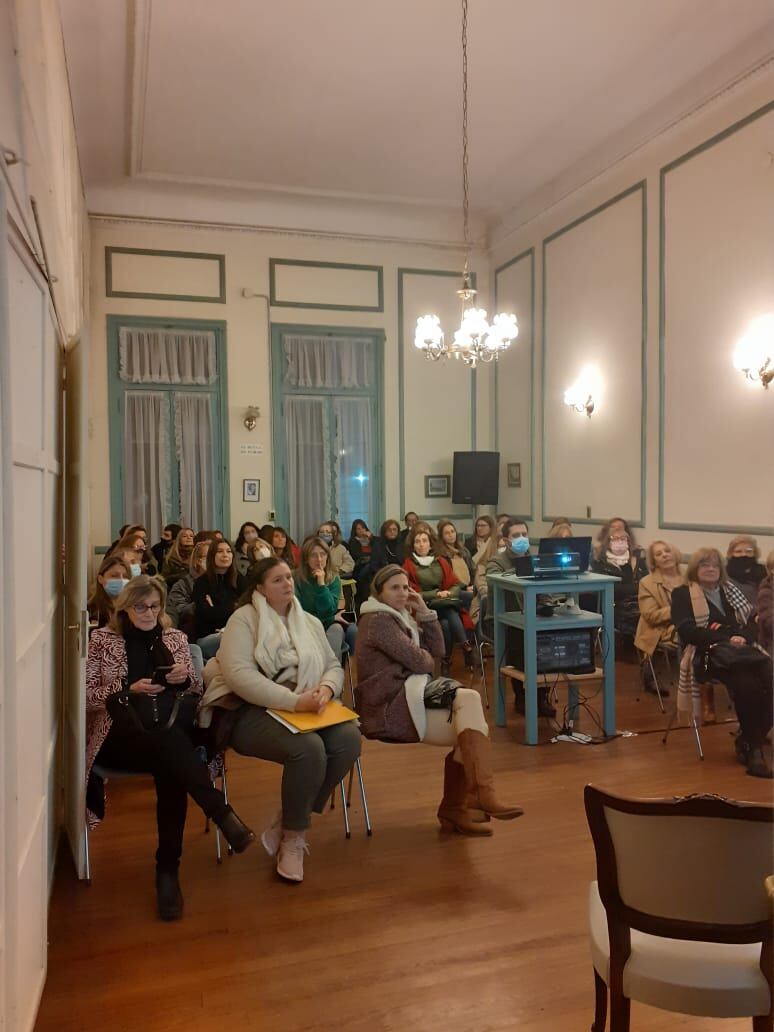 Exitosa charla sobre decoración sustentable en la Sociedad Francesa.