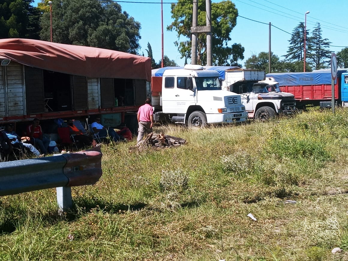 Camioneros autoconvocados continúan con el paro en la intersección de la Ruta 3 y 228.