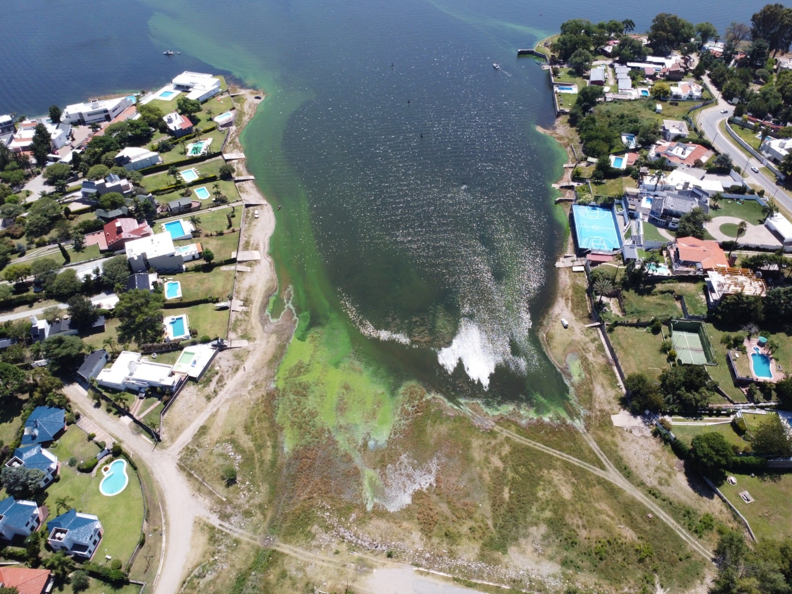 Lago San Roque: informes de la UNC y la Conae acreditan que la Cooperativa arroja líquidos sin tratamiento al embalse