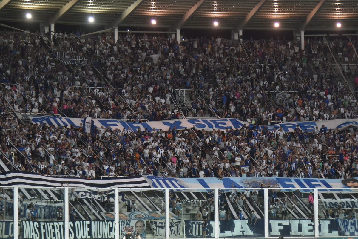Video: el recibimiento para Talleres y Boca con duelo de hinchadas en el Kempes