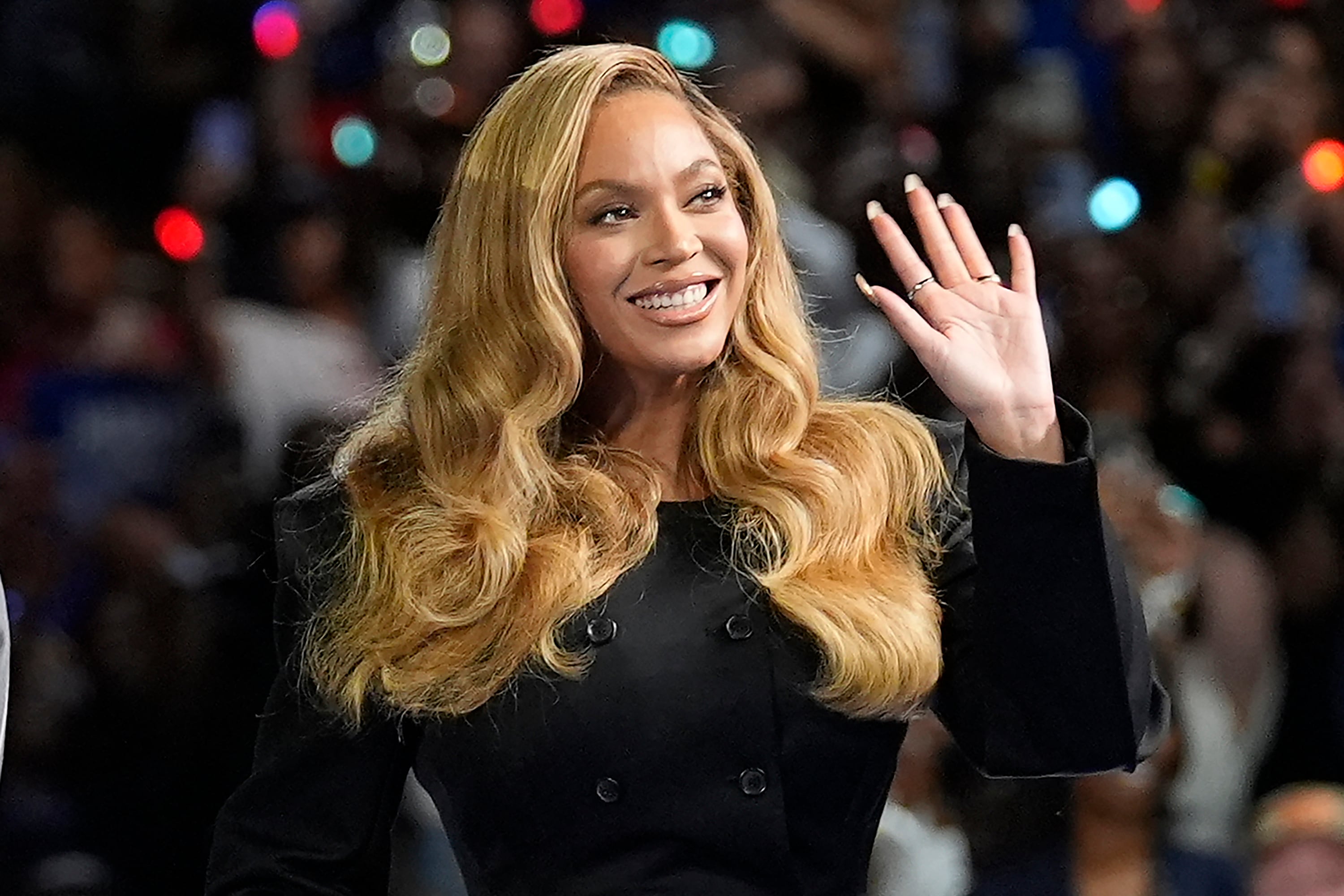 ARCHIVO - Beyoncé durante un evento de campaña de la candidata demócrata a la presidencia, la vicepresidenta Kamala Harris, en Houston, el 25 de octubre de 2024. (Foto AP/Susan Walsh, Archivo)