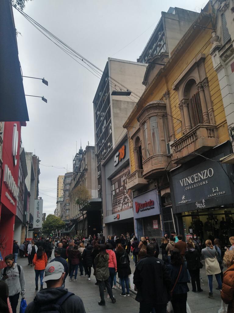 La fila de clientes de Falabella ocupó buena parte de la peatonal por la tarde. (@lucasameriso)