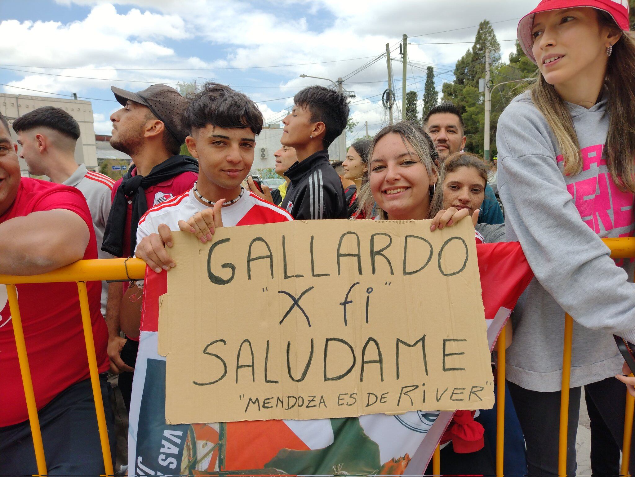 Los hinchas de River mendocinos se despiden del Muñeco Gallardo.