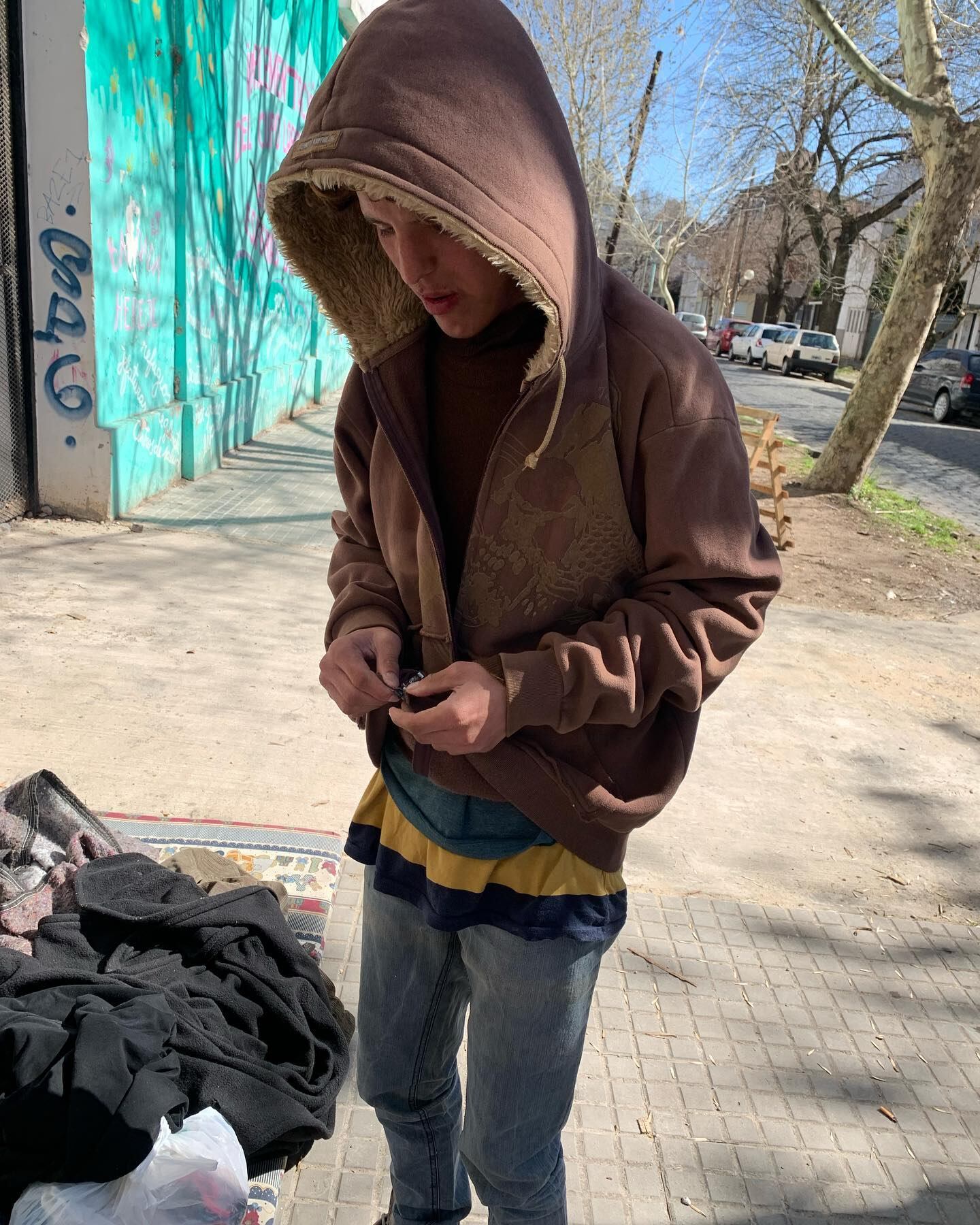 Una familia de La Plata terminó en la calle y pide ayuda a los vecinos.