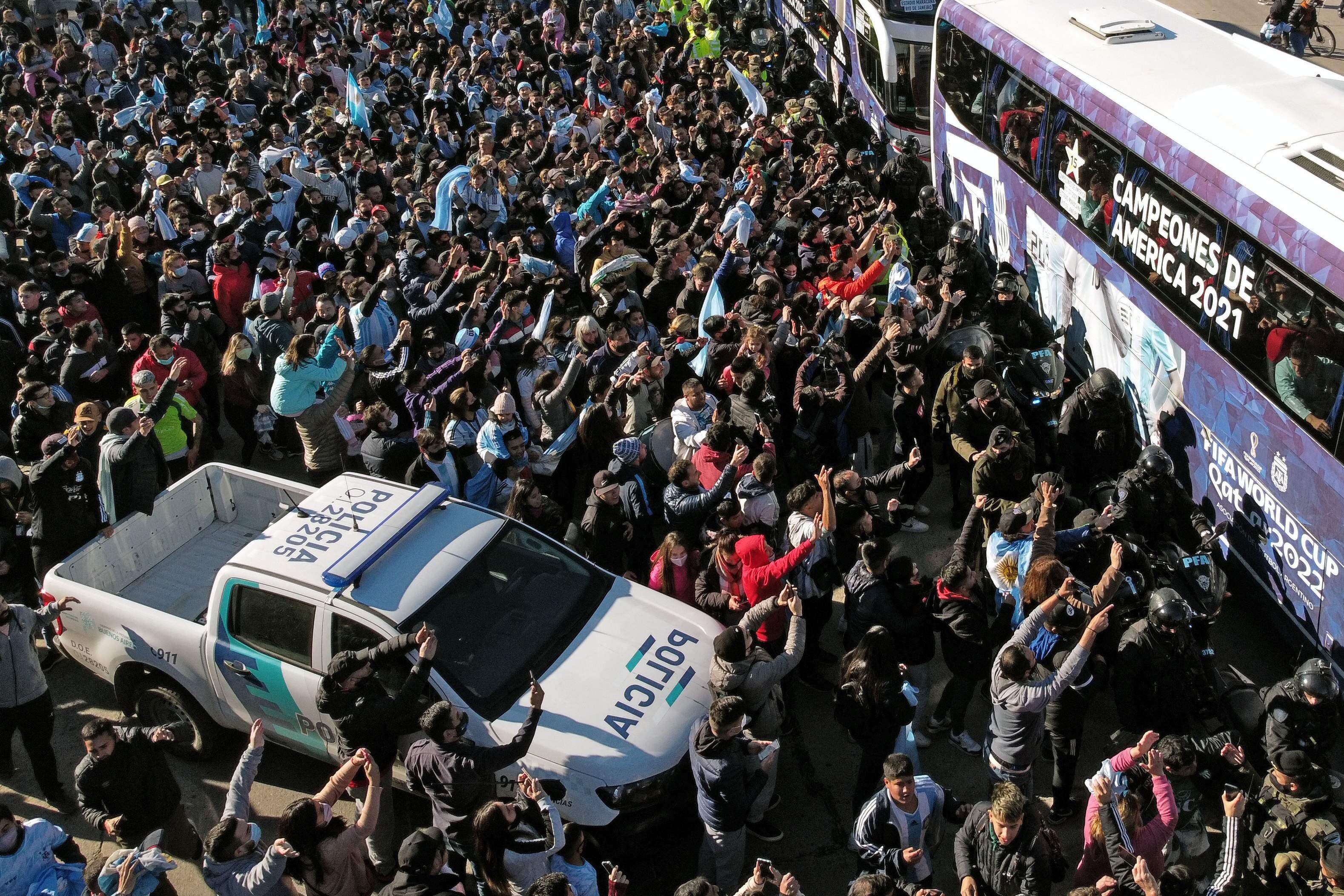 El recibimiento de la gente a la Selección Argentina en Ezeiza.