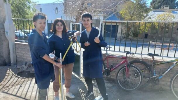 Alumnos de una escuela técnica de Neuquén instalaron la electricidad en la casa de unos abuelos que perdieron todo en un incendio.