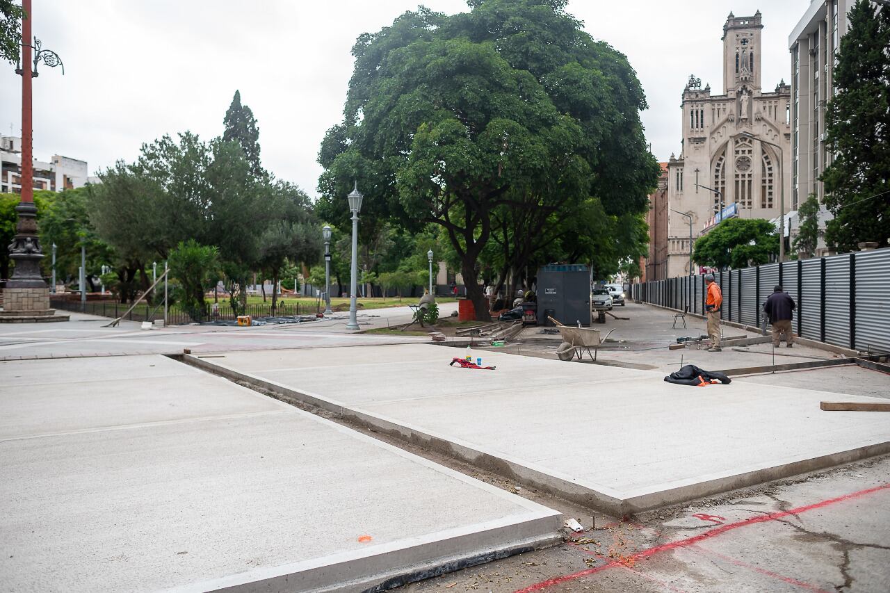 Avanzan los trabajos de puesta en valor de la plaza Colón (Municipalidad de Córdoba).