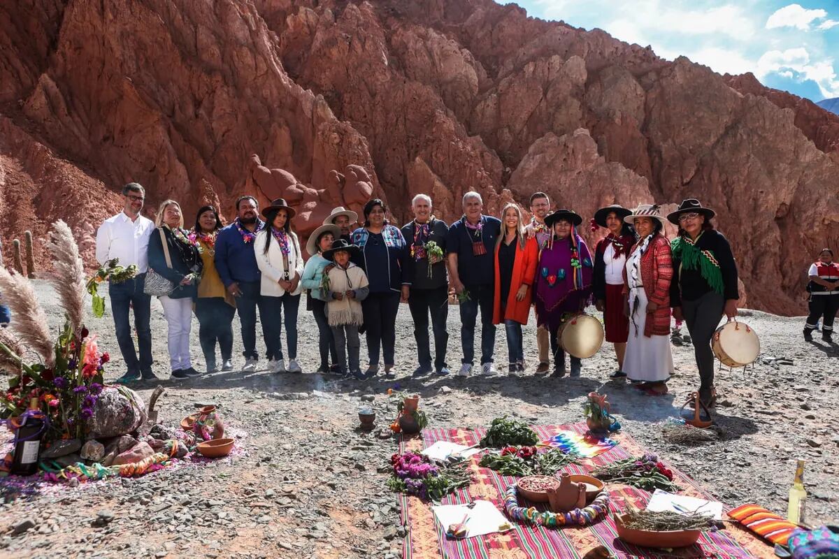 El gobernador Morales y el embajador Stanley participaron de la ancestral ceremonia de chaya, en Purmamarca.