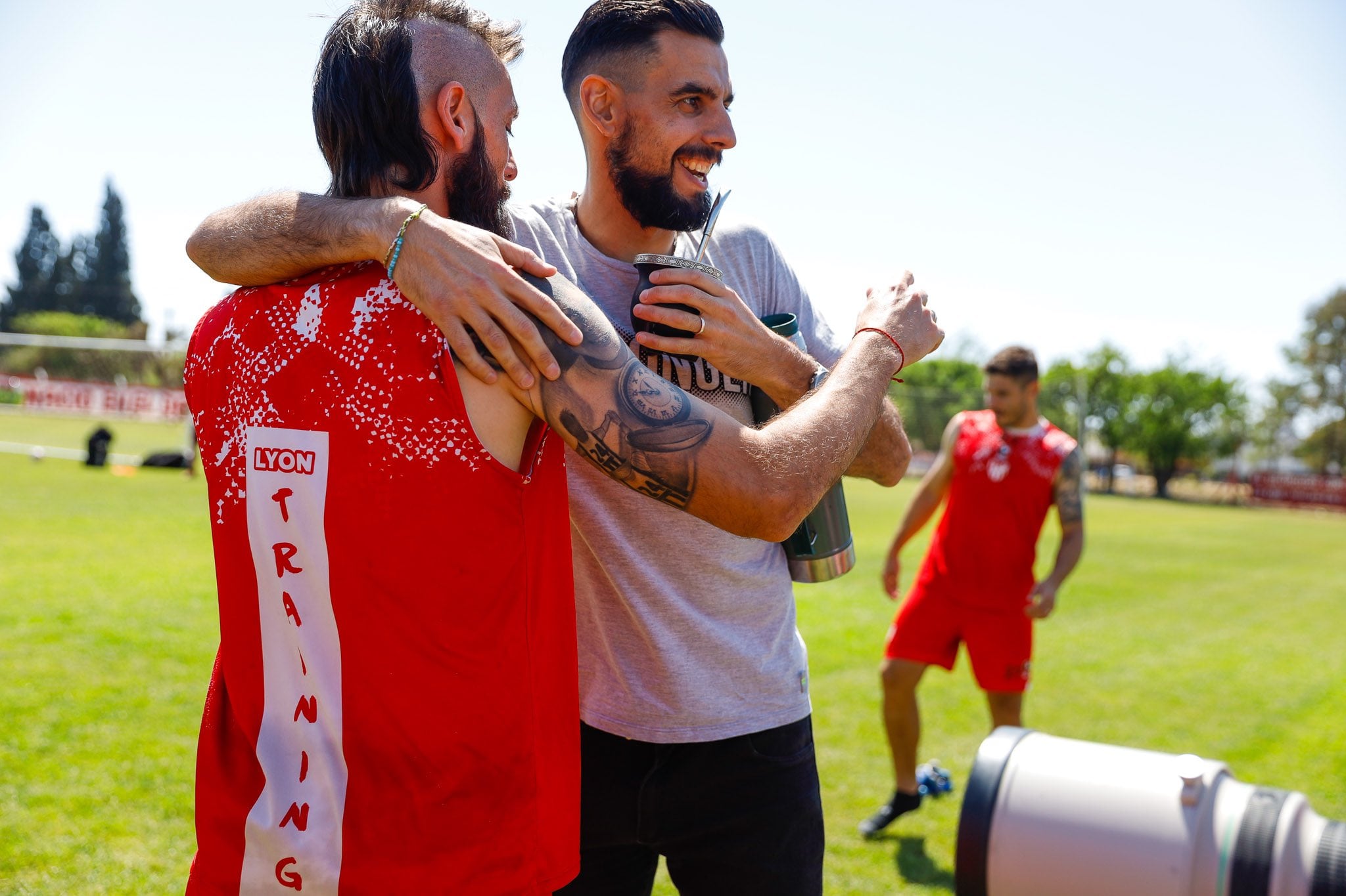 La foto del día en Instituto. El abrazo de Ezequiel Parnisari y el Emanuel Bilbao.