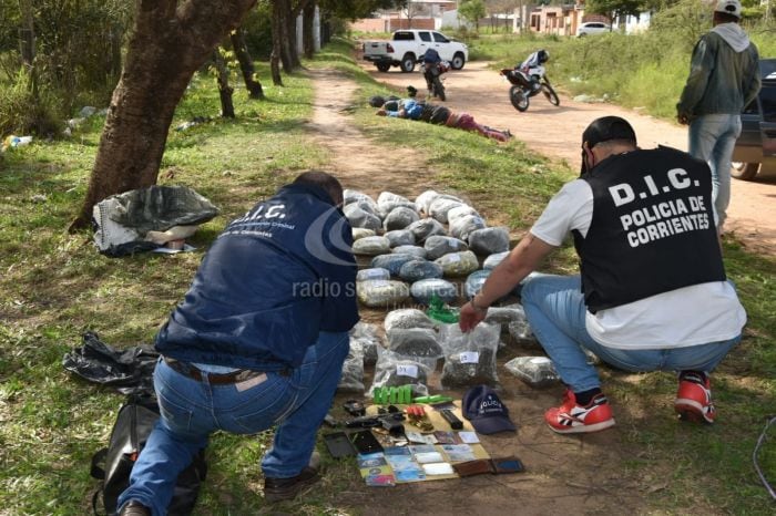 Cinco correntinos fueron detenidos por transportar 30 kilos de marihuana, entre ellos un policía.