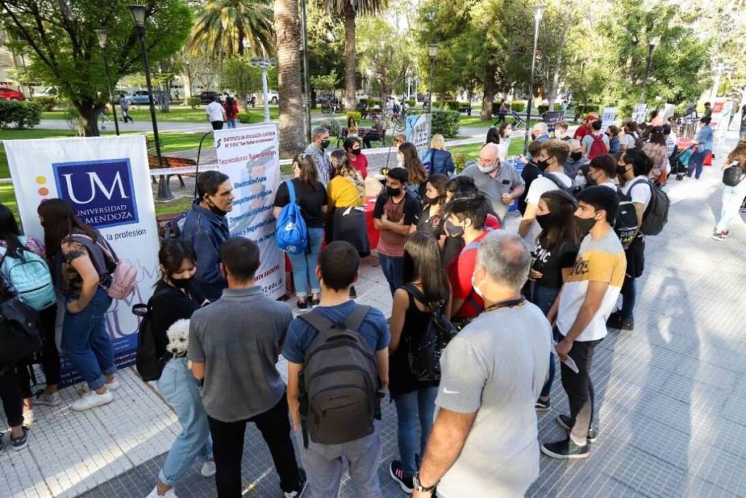 Unos 1.500 jóvenes pasaron por la plaza San Martín.