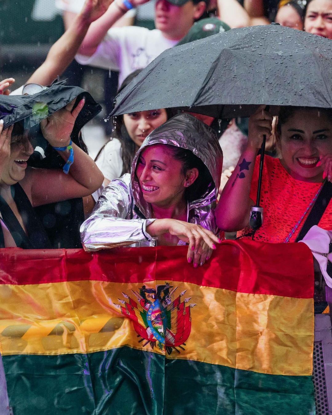 María Becerra sorprendió en Italia con un show particular y un outfit que impactó por la combinación de colores y texturas