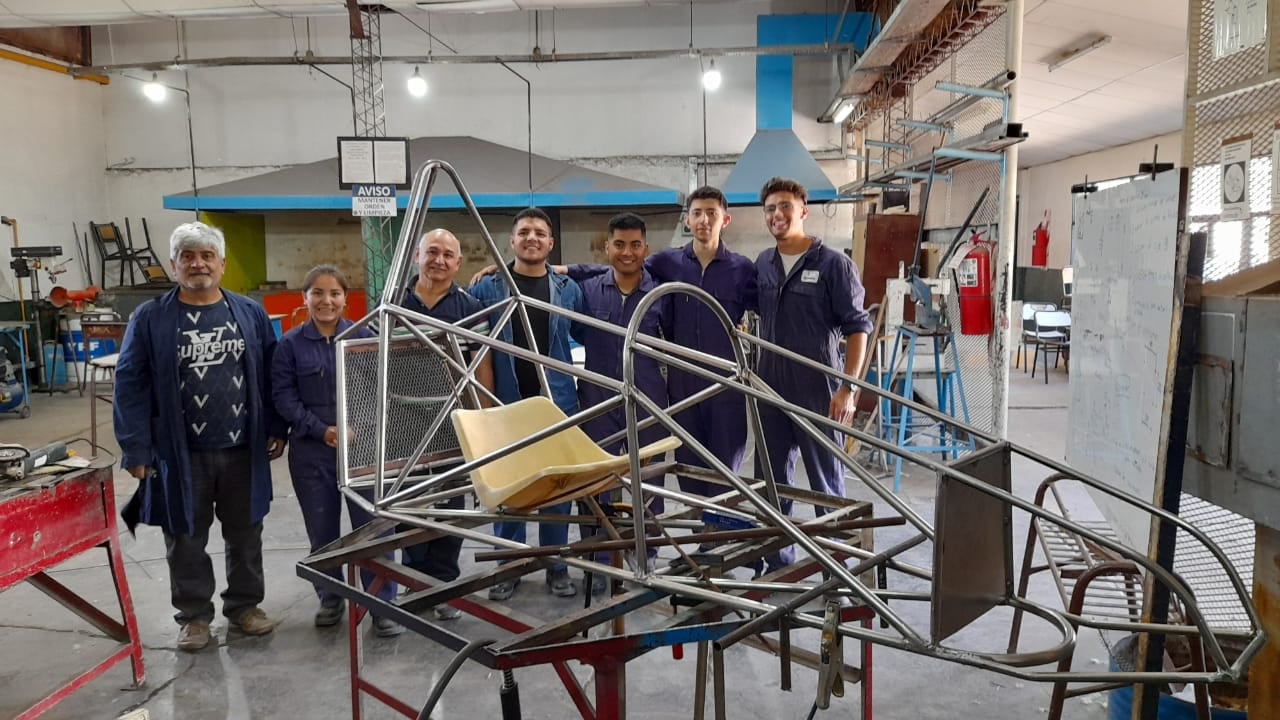 Docentes y alumnos que realizaron el auto eléctrico en la escuela Ingeniero Fader.