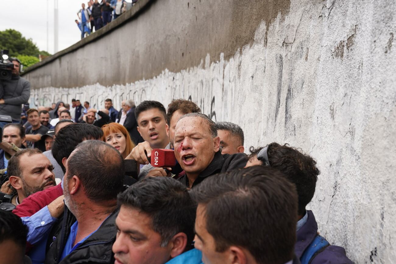 Protesta de colectiveros. El ministro de Seguridad, Sergio Berni fue agredido por los manifestantes y debió ser evacuado en un auto blindado. Foto: Maxi Failla / Clarín.