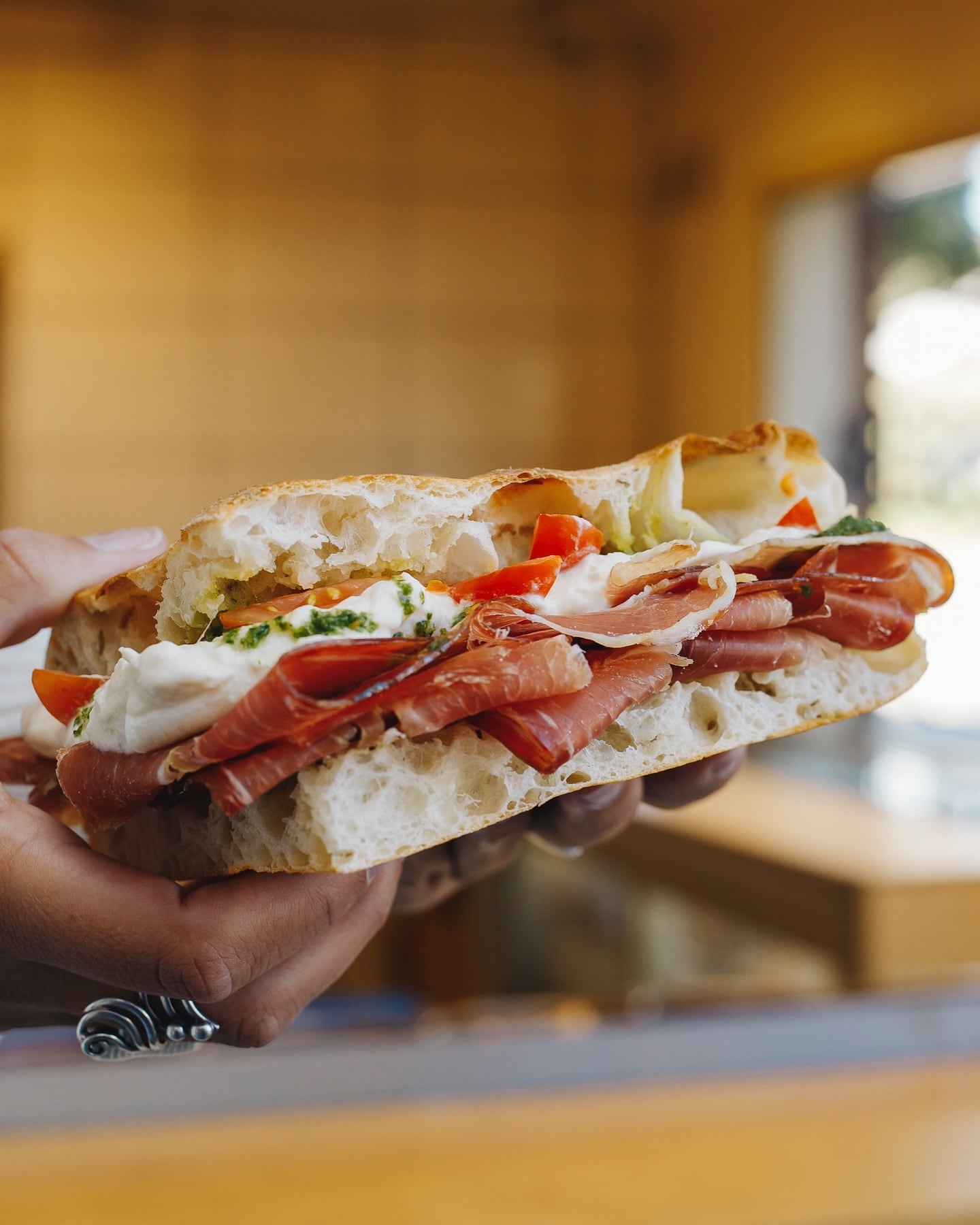 Sándwiches con pan de focaccia en Oti.