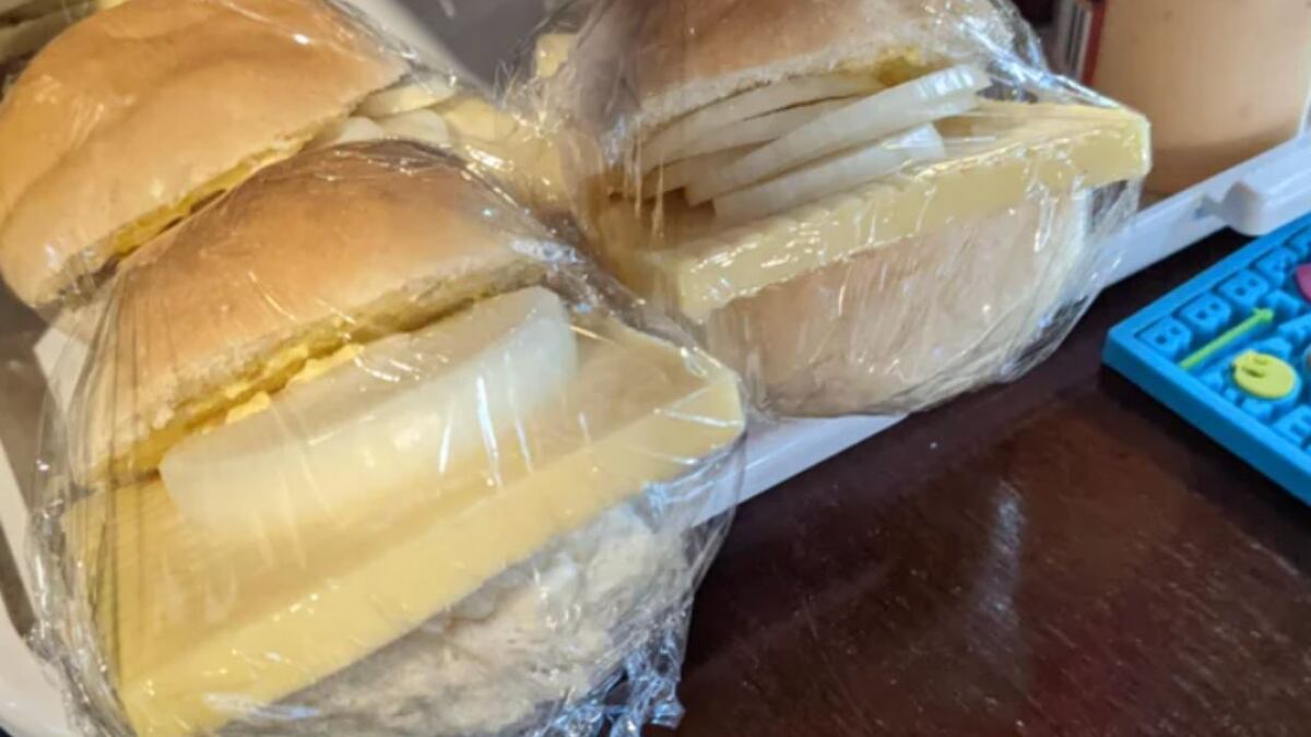Los sándwiches de queso y cebolla virales por su generosa ración de ingredientes
