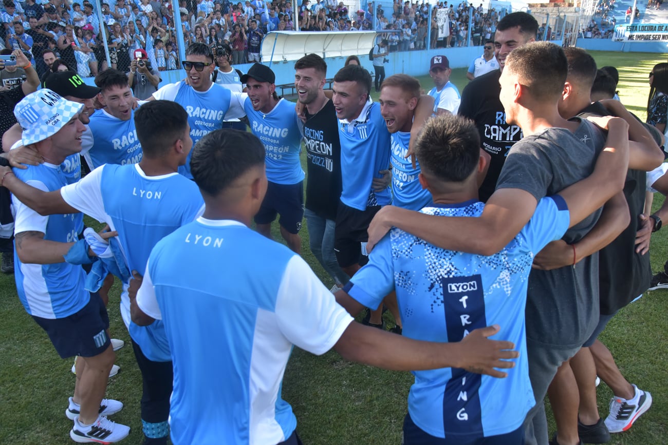 Los hinchas de Racing de Nueva Italia recibieron al equipo campeón en el Miguel Sancho con una gran fiesta. Foto Javier Ferreyra