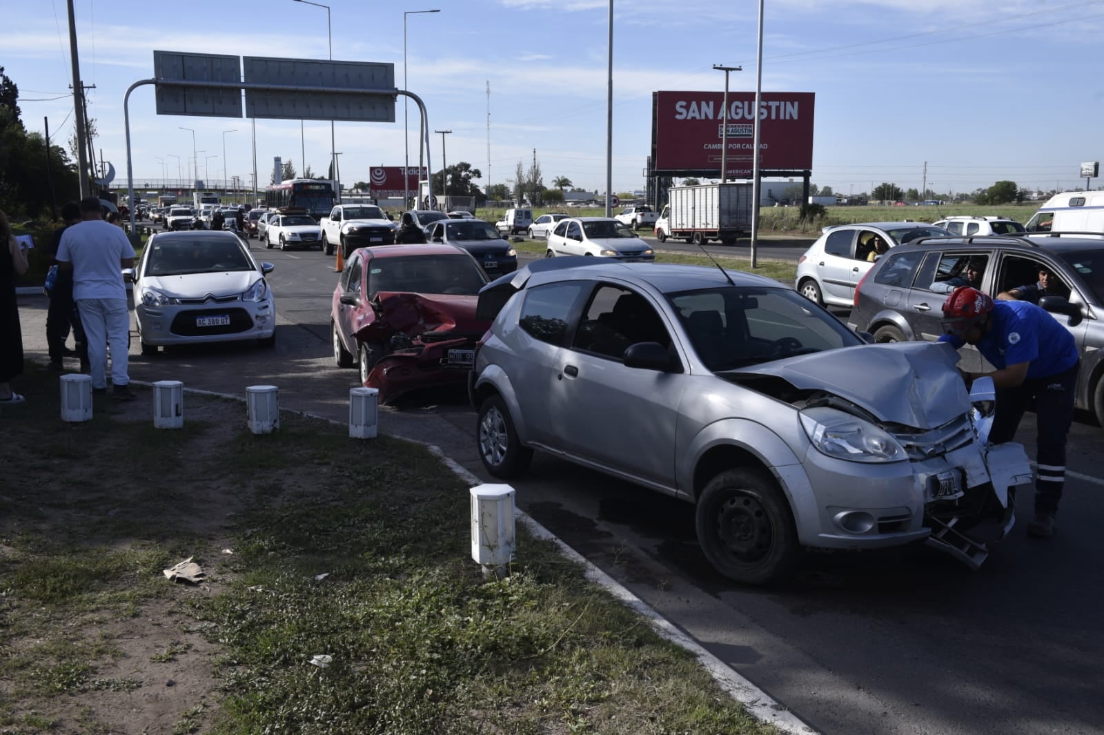 Siniestro vial en avenida La Voz del Interior al 5.500. (Ramiro Pereyra/La Voz)