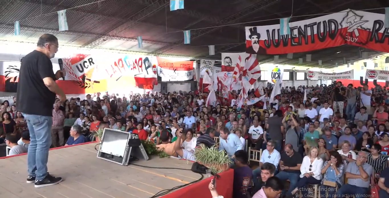 Los convencionales llegados desde toda la provincia colmaron el salón principal de de la Federación Gaucha Jujeña. En la fotografía, el intendente Raúl Jorge hablando ante el plenario.