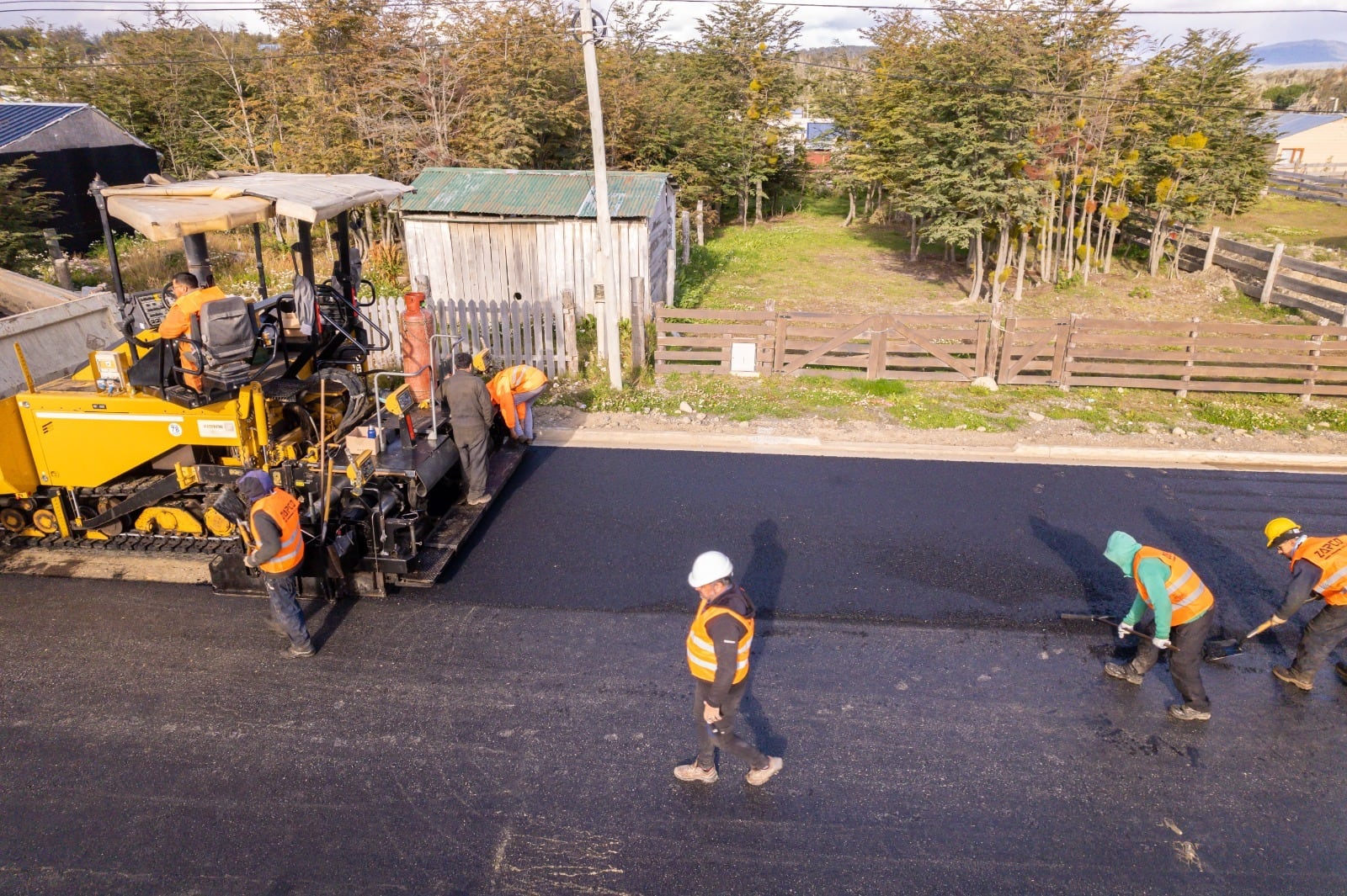 Melella recorrió junto a Harrington la obra de asfalto del Barrio 9 de Octubre en Tolhuin