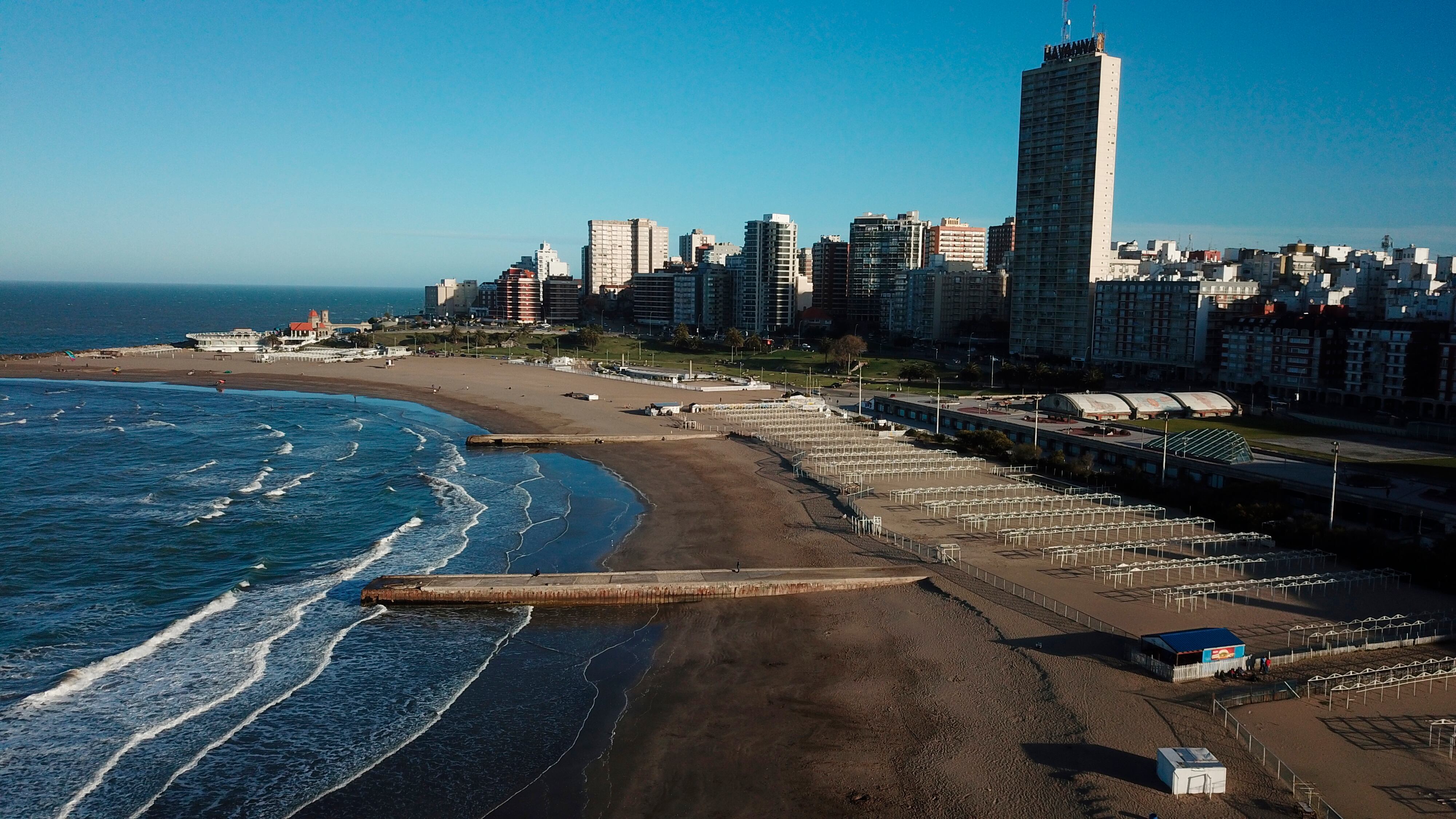 La playa está vacía durante la pandemia de COVID-19 en Mar del Plata, Argentina.