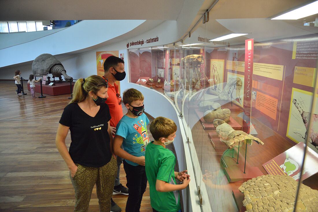 Cordoba el 08 de February de 2022 Turismo en la ciudad en el museo de ciencias naturales una familia realiza el paseo del museo Foto: Pedro Castillo