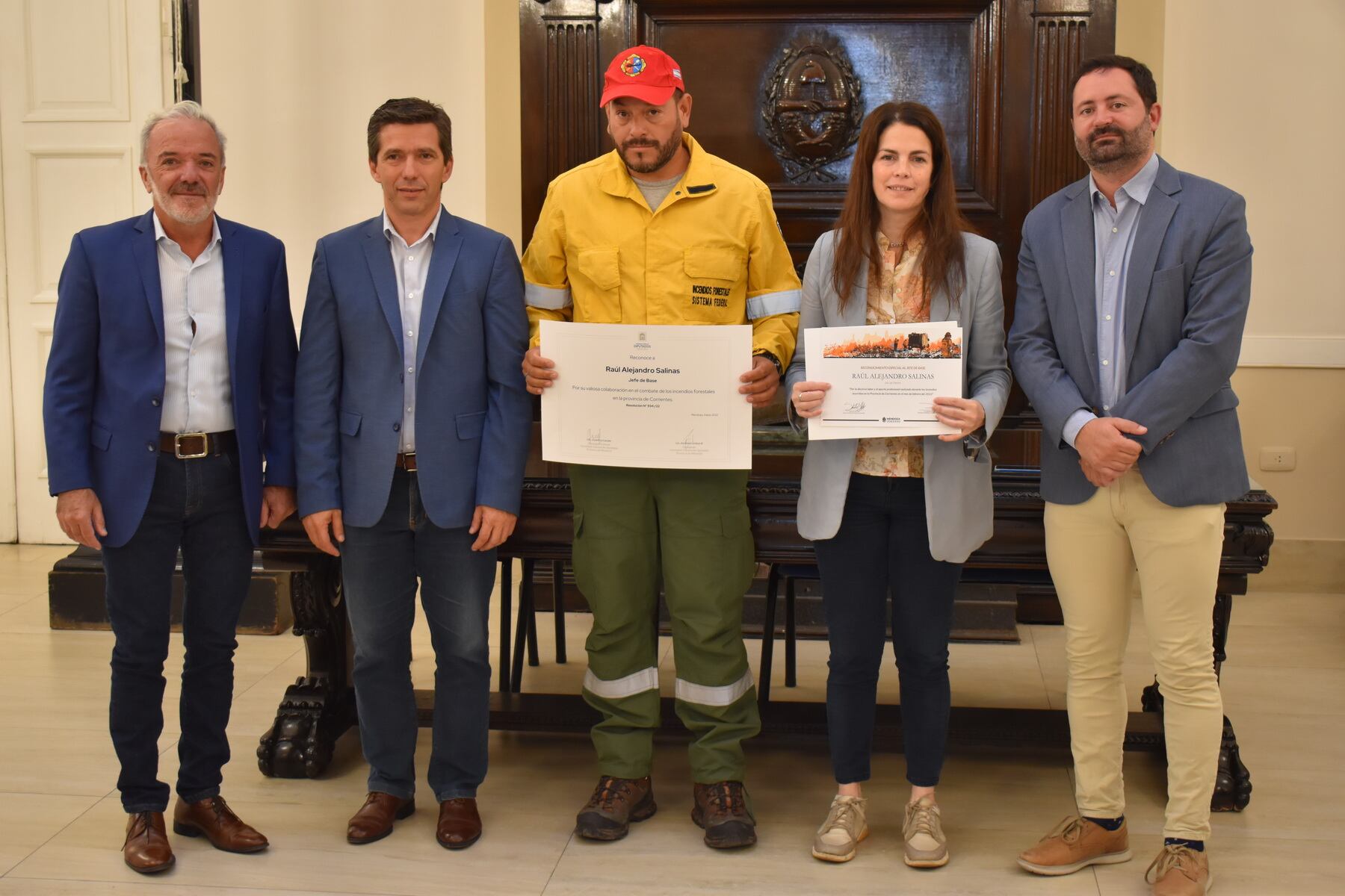 Reconocieron en la Legislatura de Mendoza a bomberos que trabajaron en los incendios de Corrientes.