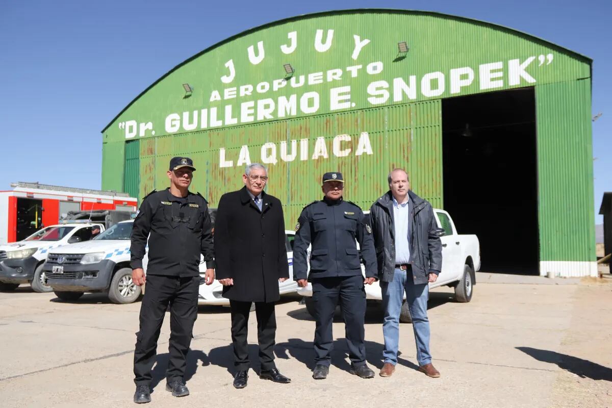 El ministro de Seguridad de la Provincia, Guillermo Corro; y el secretario de ]Seguridad de la Nación, Vicente Ventura Barreiro, junto a los jefes del Grupo de Operaciones de Frontera (GOF) de la Policía de la Provincia de Jujuy.