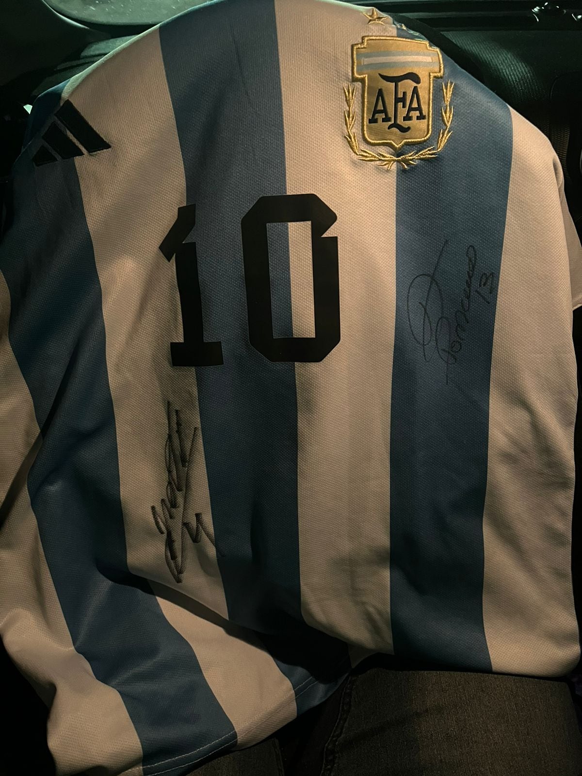 La camiseta con algunas firmas de los jugadores.