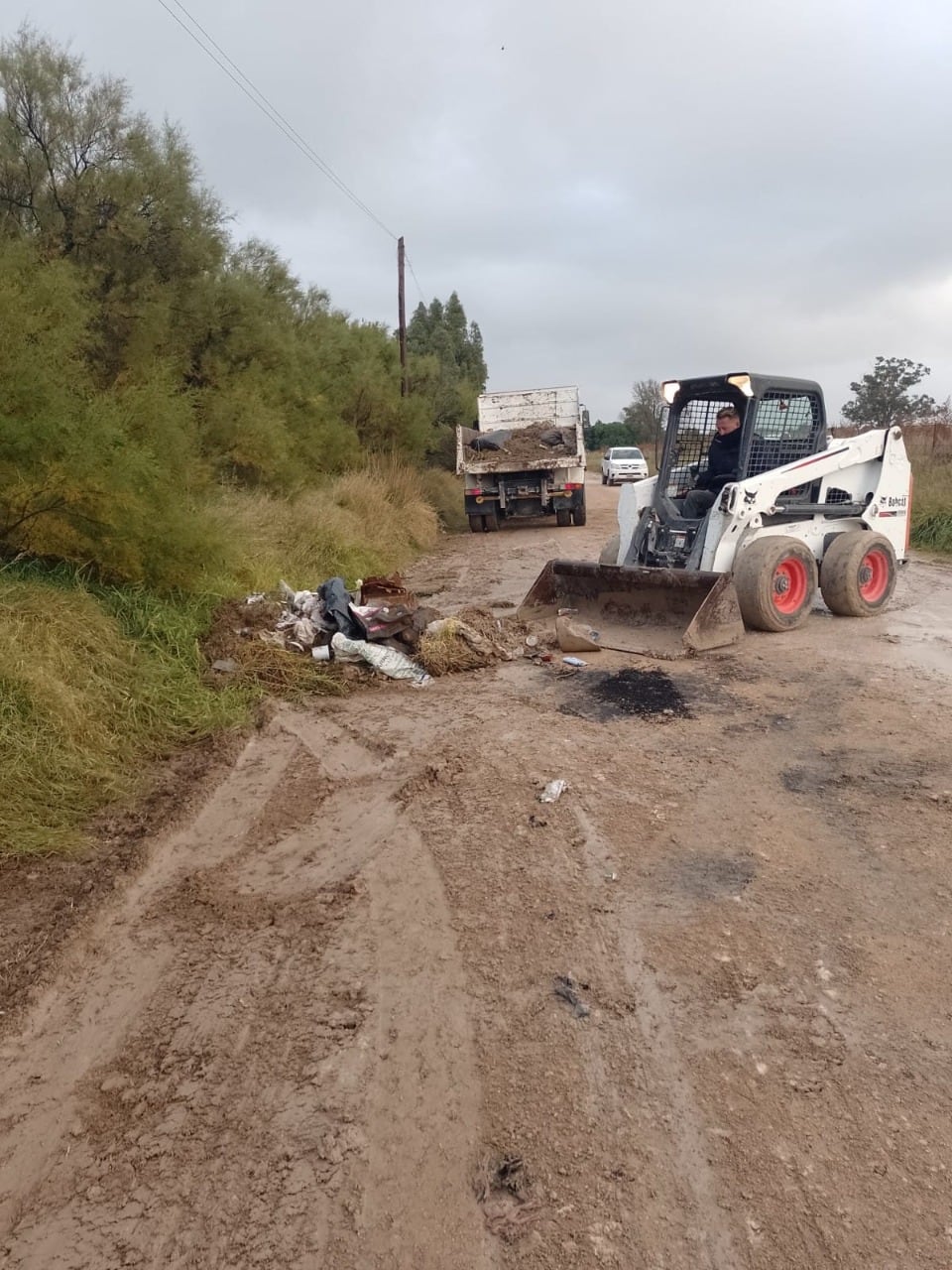 El equipo de Barrios Limpios continúa trabajando en la limpieza de basureros clandestinos en distintos puntos de la ciudad.