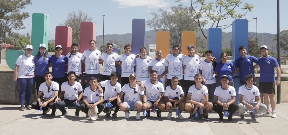 El seleccionado jujeño de hockey masculino que dirige Fabiola Fernández, minutos antes de partir hacia Tucumán.