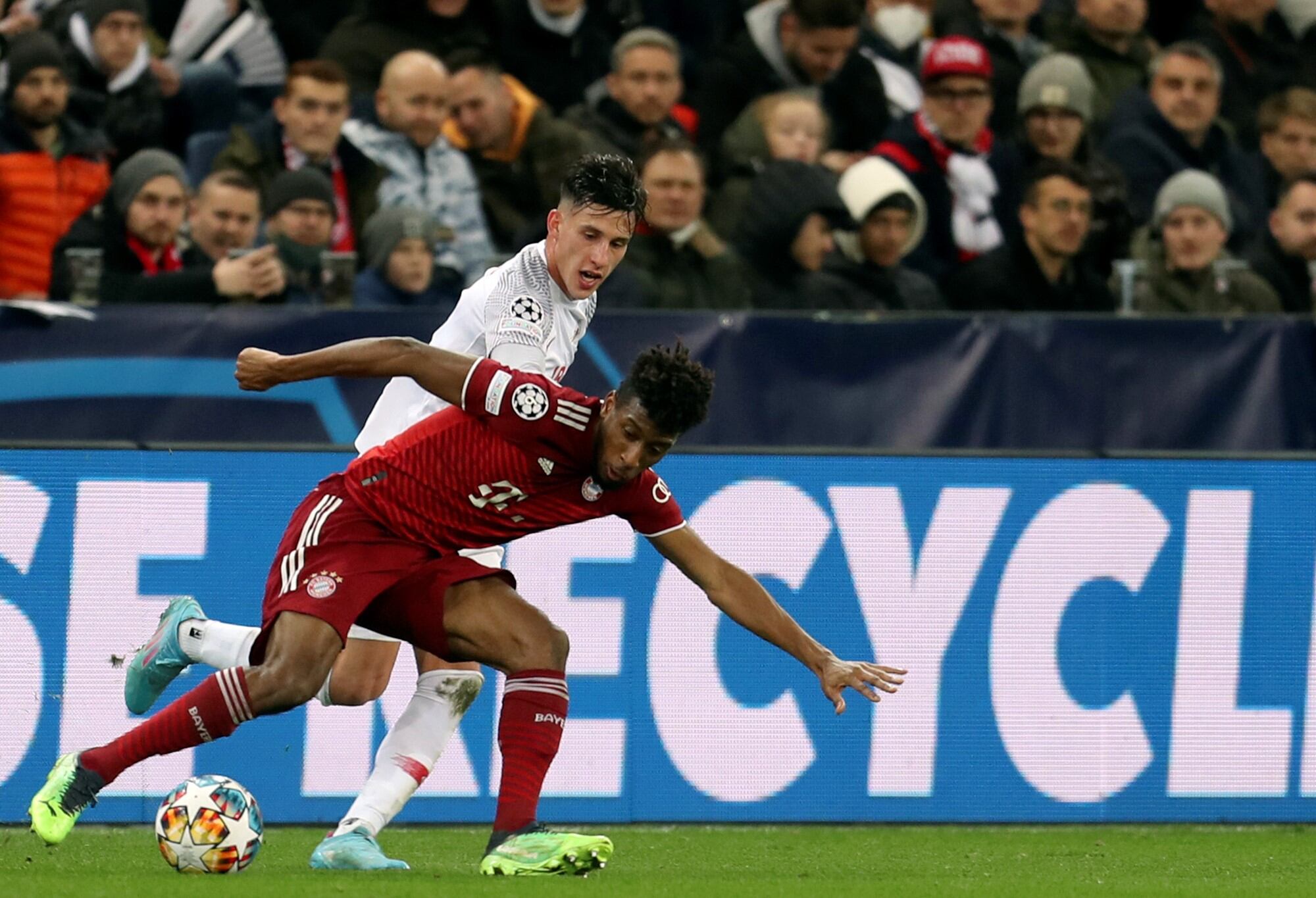 Kingsley Coman se enfrentó a la marca de Nicolás Capaldo. (AP)