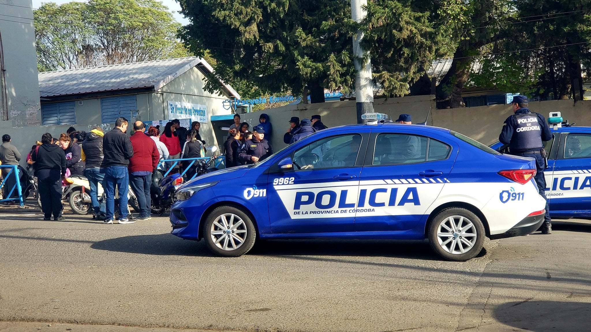 Madres protestan este viernes por la mañana en frente del jardín.