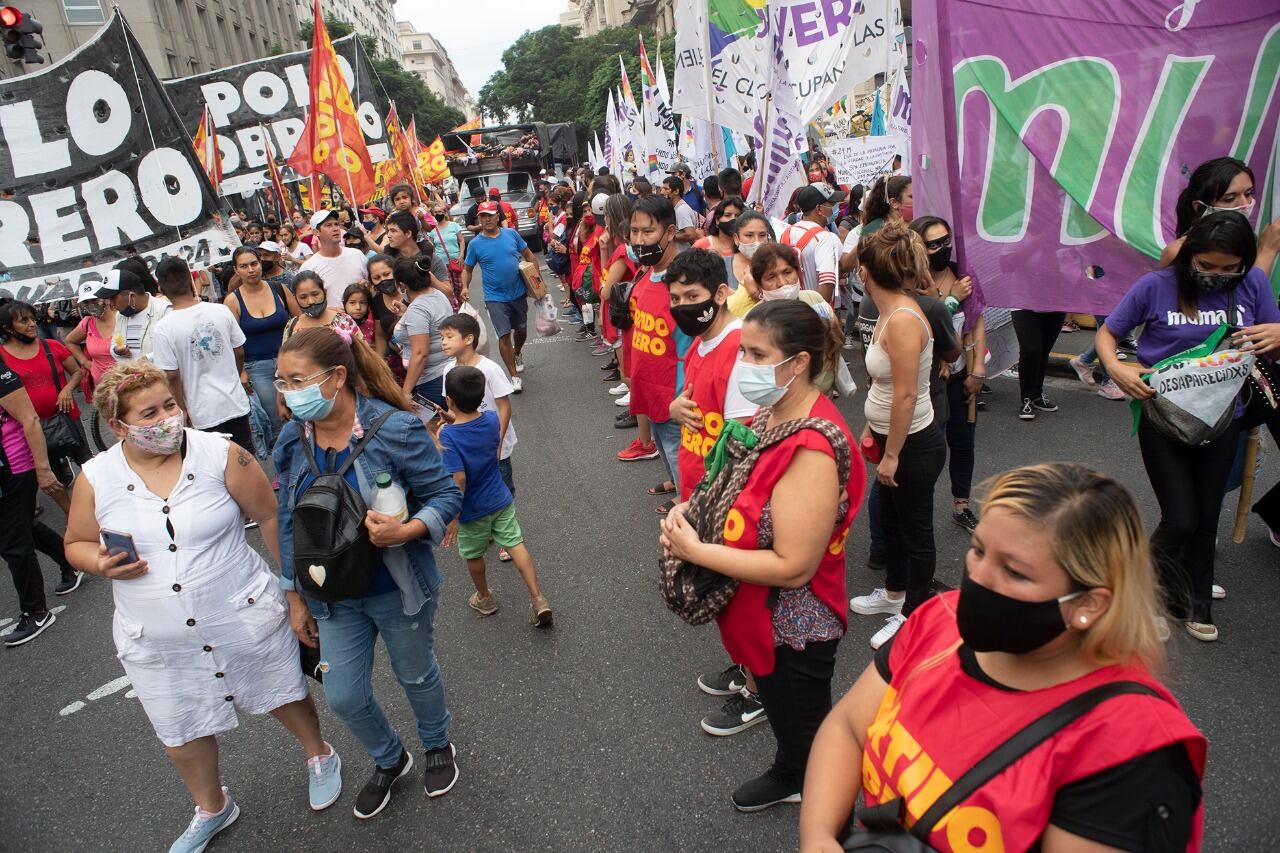 En la calle, con distancia. (Foto: Clarín)