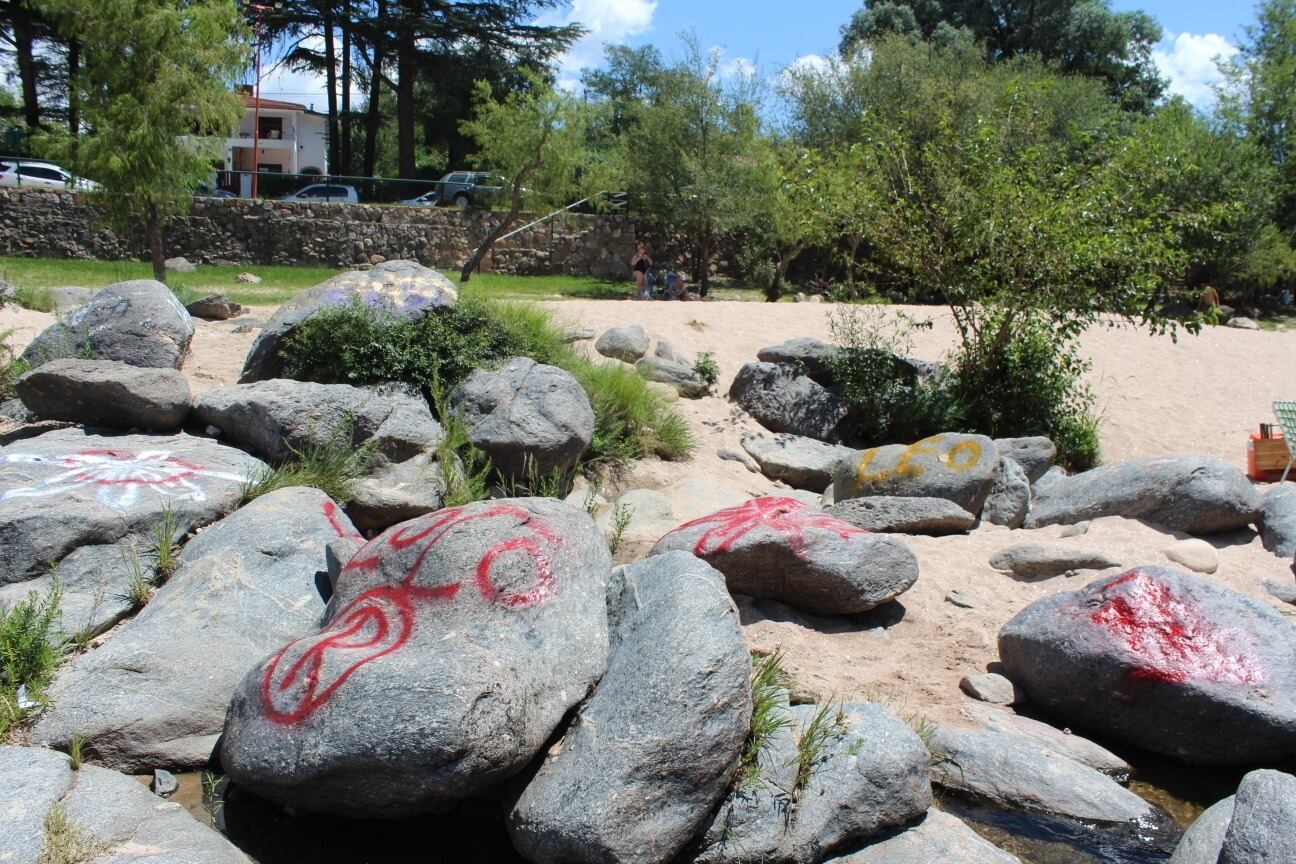 Dos personas oriundas de la ciudad de Córdoba, detenidas este miércoles por pintar piedras a la vera del río San Antonio en Tala Huasi.