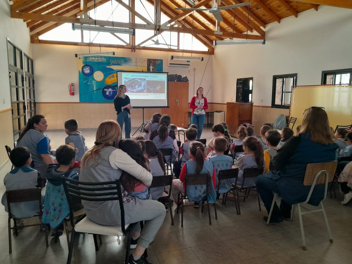 Charla de Gestión Ambiental en escuelas de Orense y Bellocq