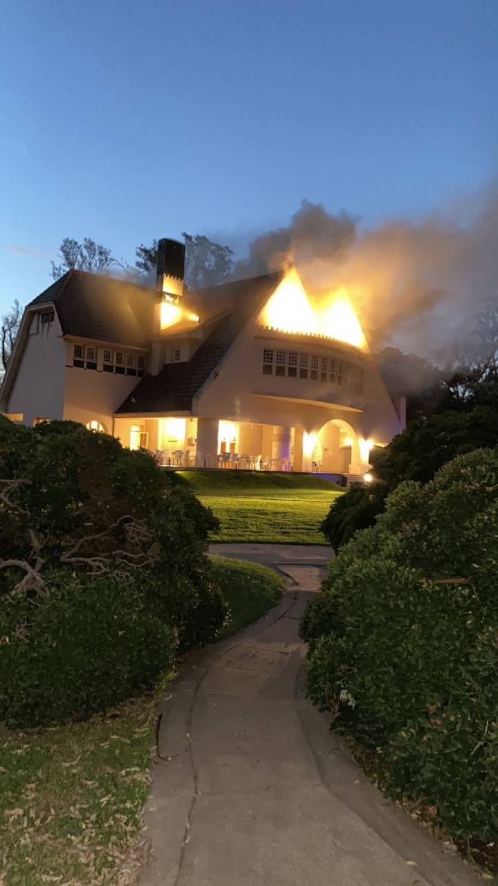 El fuego se propagó por la planta alta cuando anochecía en Funes.