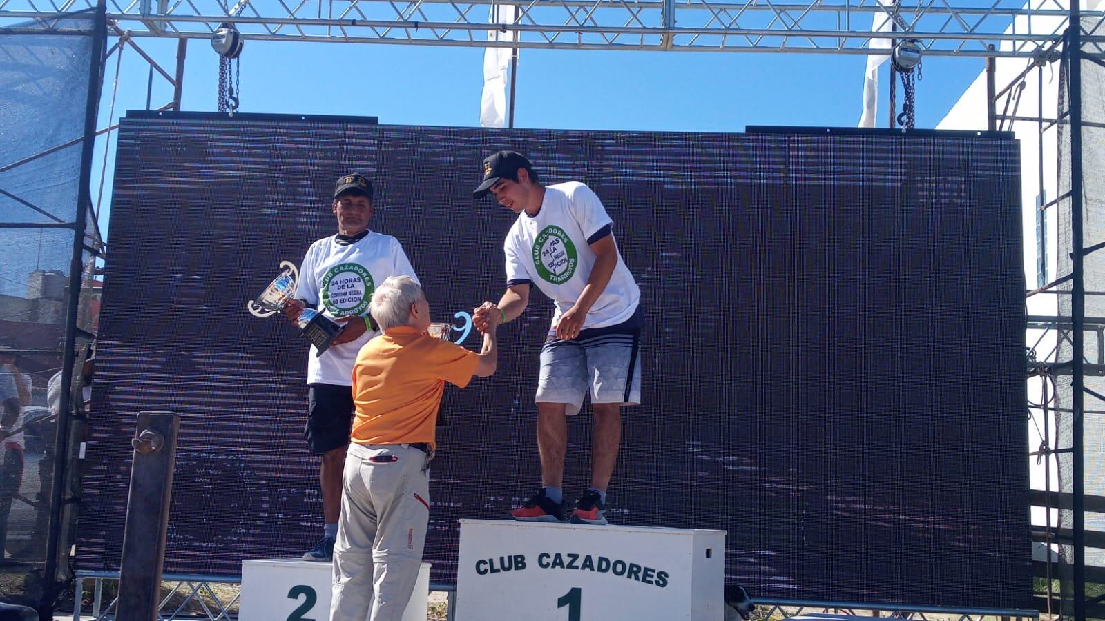 Tiago Iván Campos de Aparicio, ganador del concurso de Mayor Peso en las 24 horas de la Corvina negra