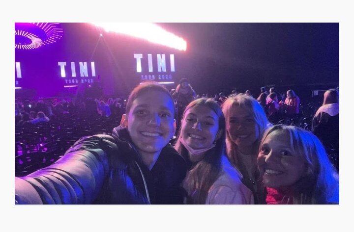 Matu durante 2022 en un show de Tini Stoessel