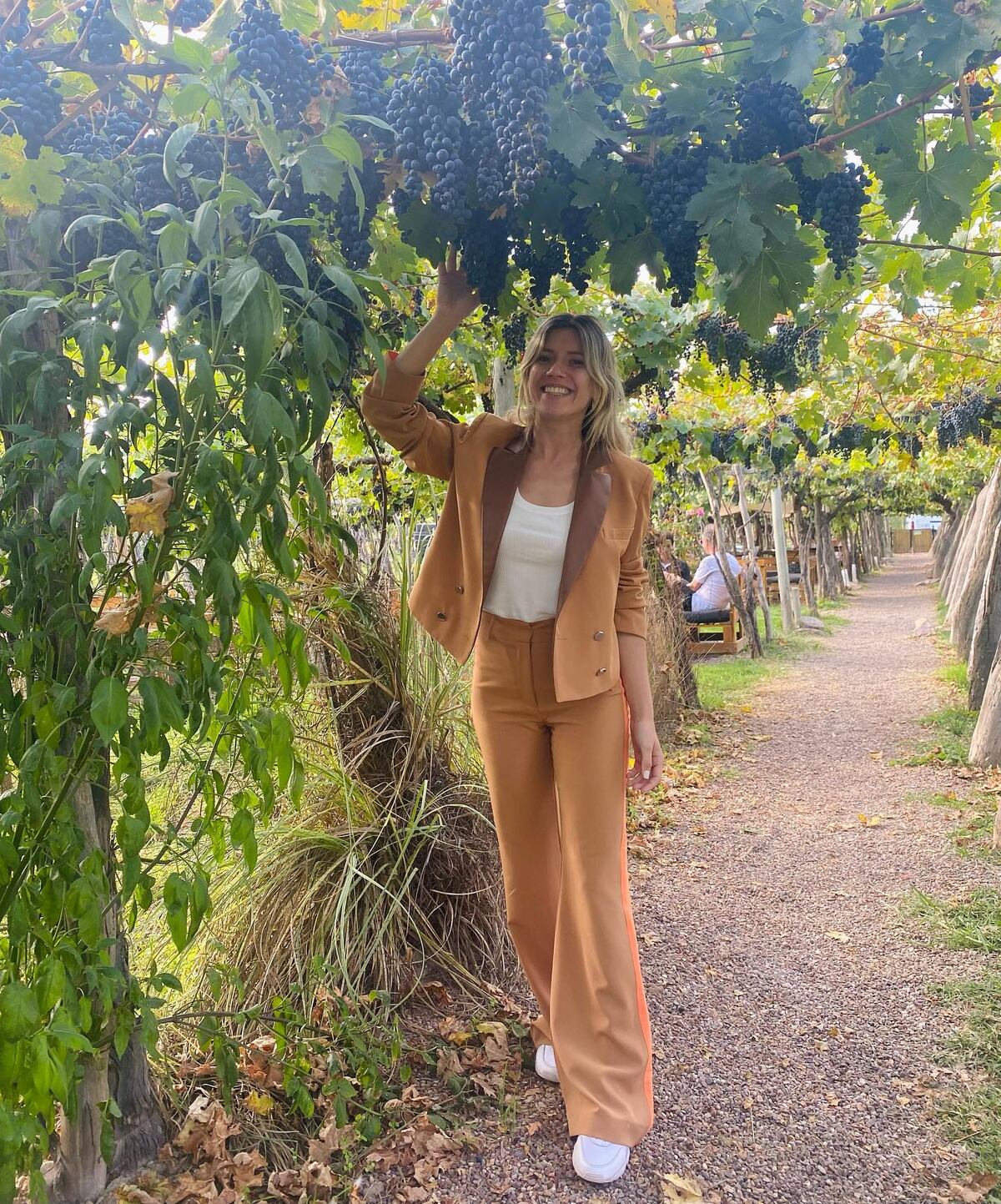 Laurita Fernández sigue disfrutando de los bares y viñedos mendocinos mientras rueda “Papá al rescate”