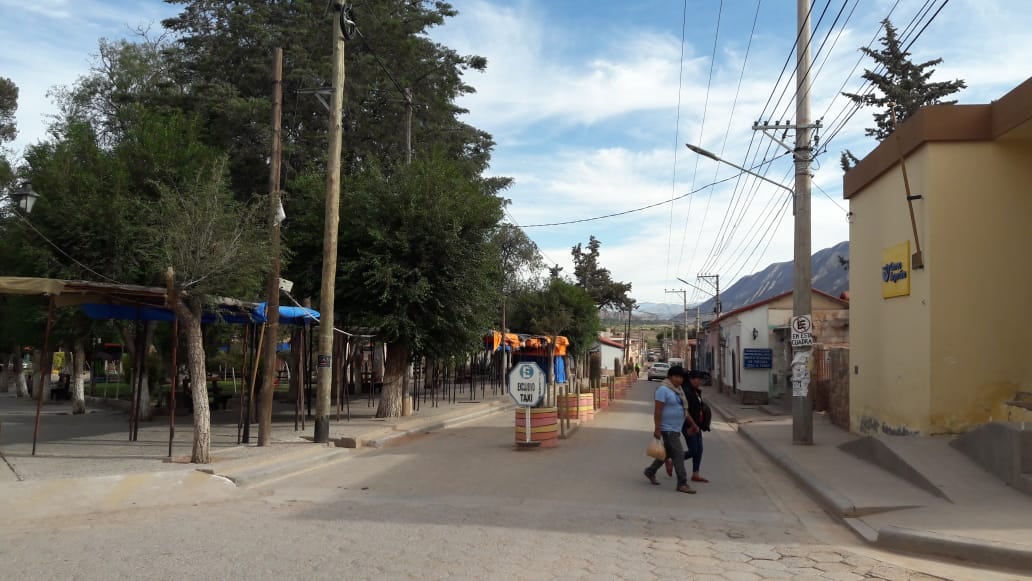 El día comenzó con escaso movimiento en la plaza central de Tilcara, en el primer día del año 2023.