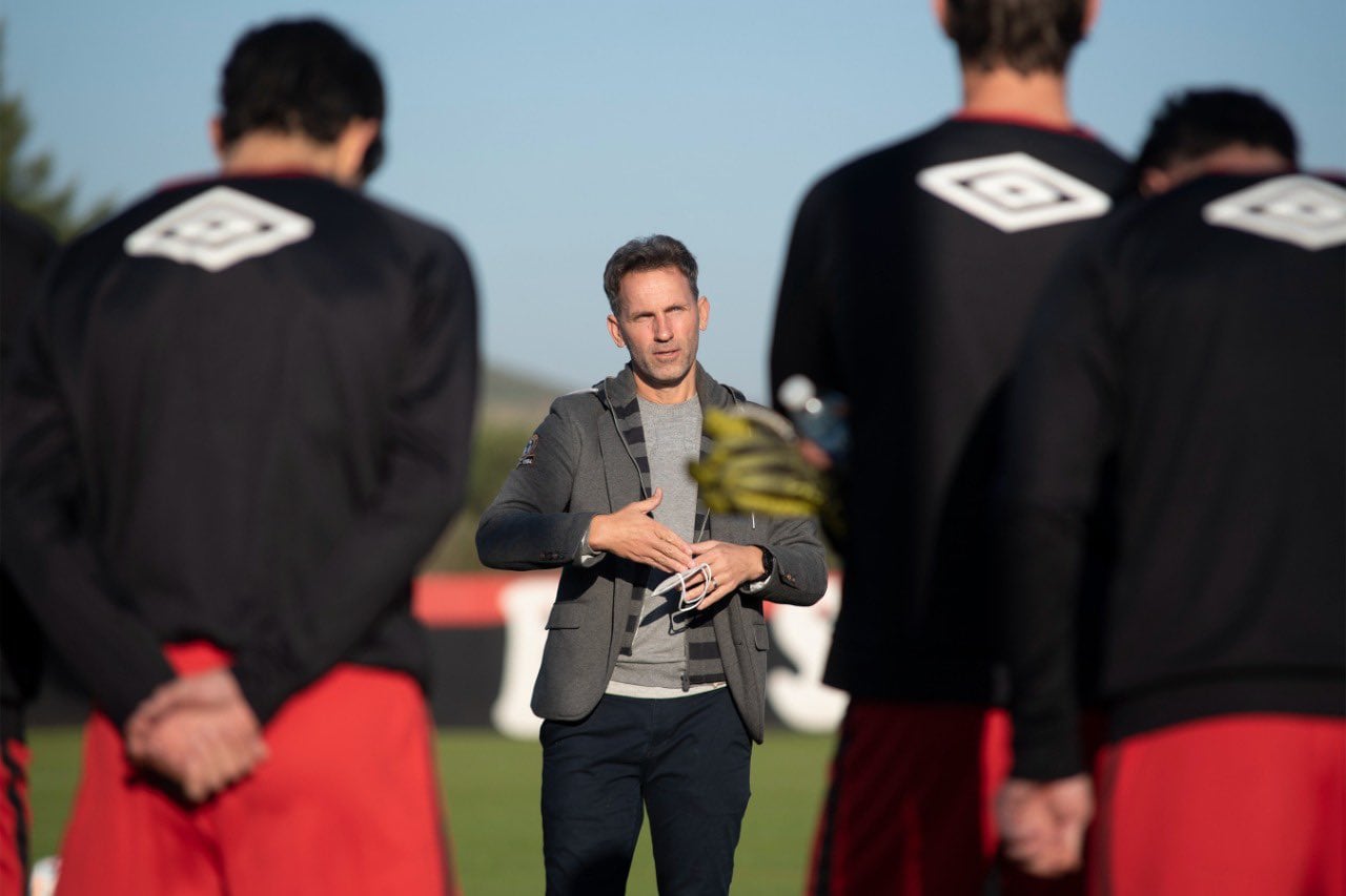 Lucas Bernardi dialogando con el plantel